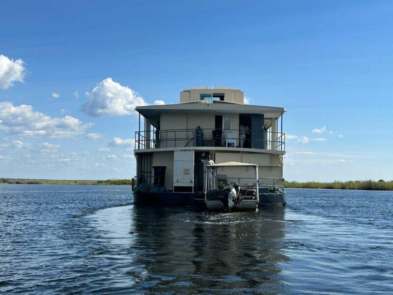 Houseboat-800x600.jpg