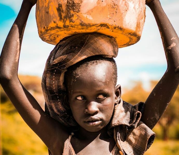A Mozambican child carrying water